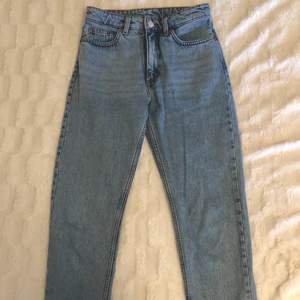 Ljusblå jeans från Monki i storlek 25, kommer inte ihåg vilken modell det är men skulle gissa på taiki eller kimono. Säljs då jag inte gillar passformen, nypris var 400kr och köparen står för frakt! ☺️