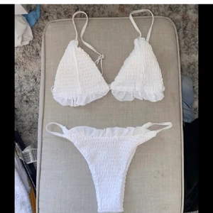 Vit Bikini - Endast använd 1 gång, så fin men kommer ej till användning! Köparen står för frakt💕 toppen är justerbar. De är M men passar S också skulle ja säga! 