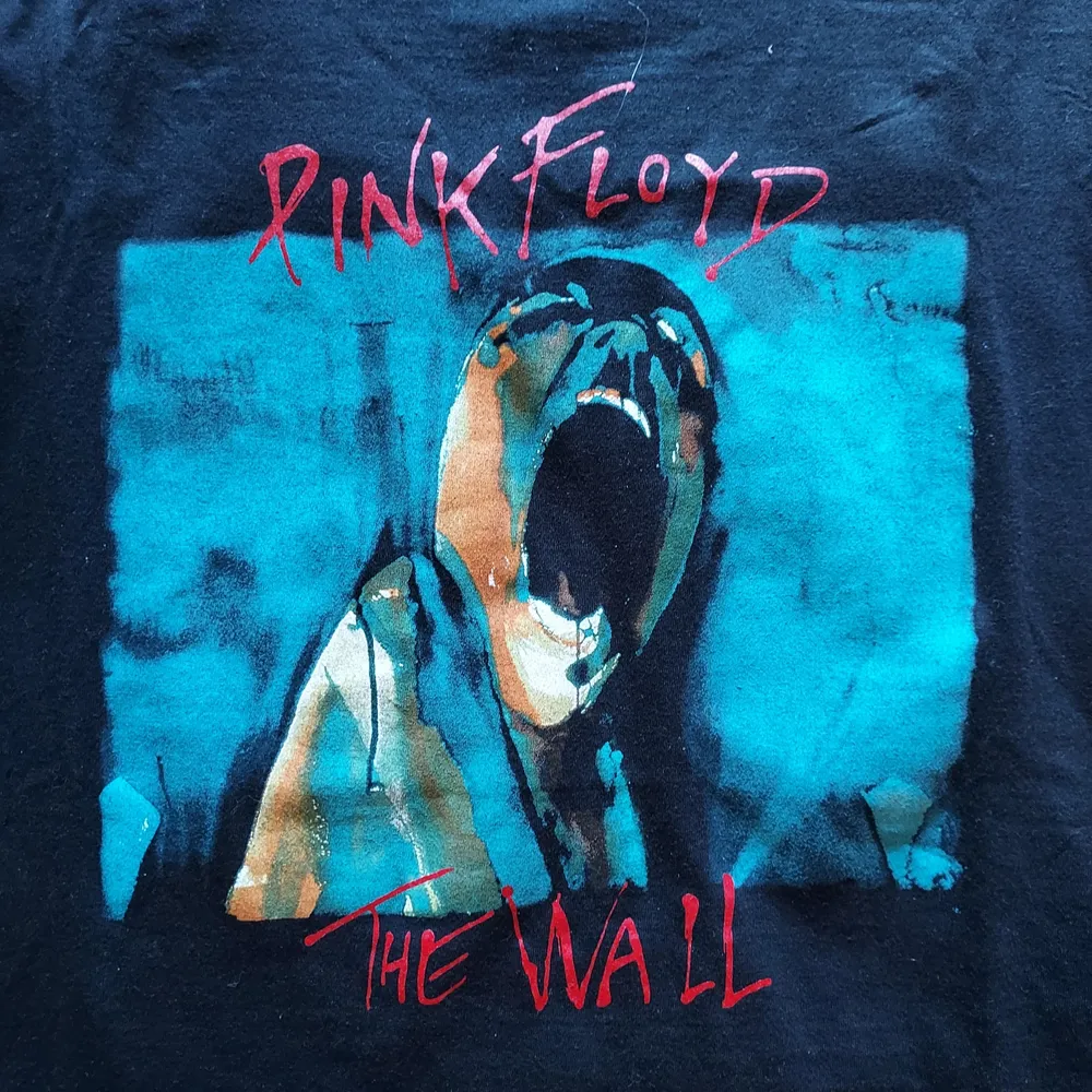 En riktigt fräck T-shirt med motivet av Pink Floyds platta The Wall, från Shock🤩 Fick den i present men den sitter lite för tajt för min smak då jag oftast har M. Köparen står för frakten men jag kan också mötas upp i gbg😇. T-shirts.