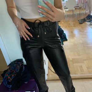 Skinnbyxor - Inte äkta skinn/läder. Knappt använda. Frakt ingår i priset