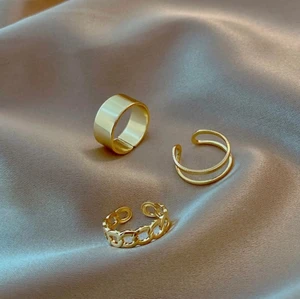 Ringar - Guldiga justerbara ringar. Köparen står för frakt! Skicka gärna ett meddelande vid frågor!