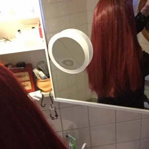 Peruk - Jättefin långhårig peruk. Värmetålig upp till 180grader. Finns spännen på insidan så man kan fästa den bra. Nypris 800kr.