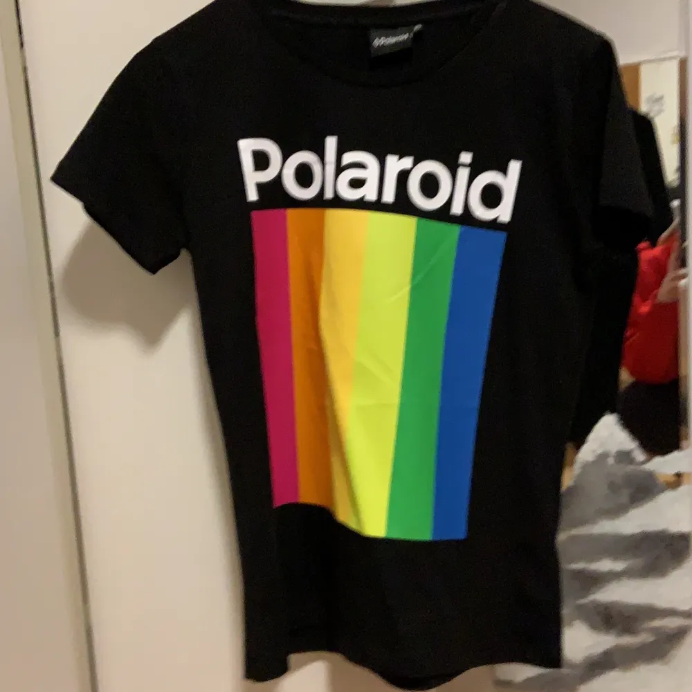 Supersnygg tröja från märket Polaroid. Säljer då jag tyvärr inte kan ha den. Aldrig använd.. T-shirts.
