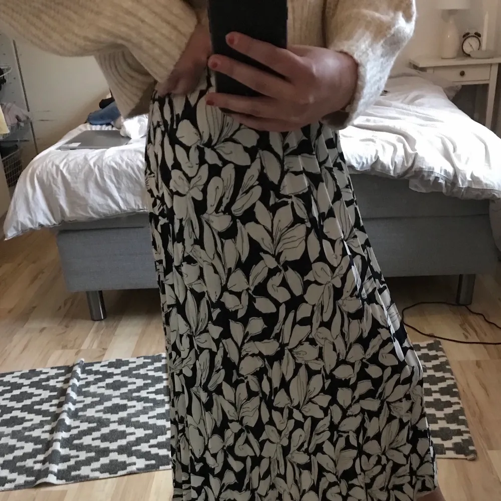 Plisserad marinblå och vit kjol som går till mitt på vaden typ på mig som är 169cm lång (men kan ju säkert ändra lite beroende på var man har kjolen i midjan). Finns inte längre att köpa vad jag vet. Endast använd 1 gång. Kjolar.