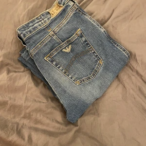 Armani jeans - Lågmidjade armani jeans som säljs för de har blivit försmå och för korta för mig💞 De är ganska rak modell lite mot bootcut hållet🤍 ”Märket” som man ser på sista bilden har stelnat och rullat ihop sig lite men det är inget som stör🤍💞💘 Kan levereras💘