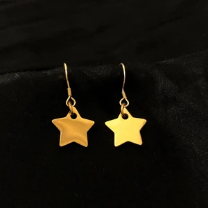 Handgjorda örhängen - Handgjorda örhängen. Välj mellan 6 olika berlocker (+olika färger). Obs. Endast få kvar.