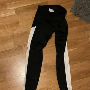 ett par reebok träningstights som är helt nya! bara provade, förstora för mig och försent att lämna tillbaka! Snygga och enkla tights 