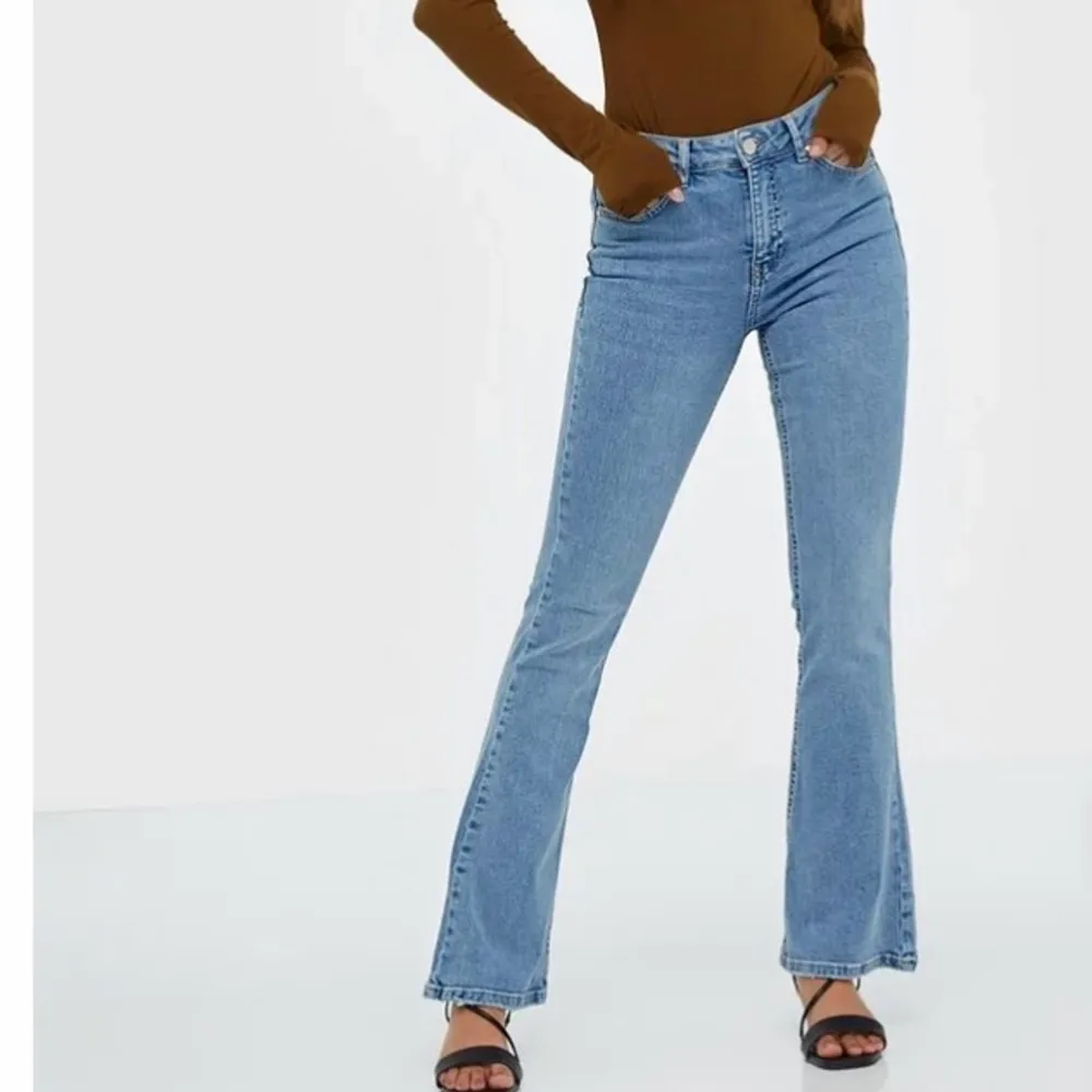 Ljusblåa bootcut jeans som är mid/low rise. Säljer då jag vuxit ur de. Nypris 400kr. . Jeans & Byxor.