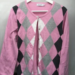 Kofta med snyggt print - Retro kofta med snyggt print säljes 🌸 Jag använder vanligtvis XS, och den passar på mig men är då inte den mest åtsittande. Fråga om du undrar över något ☺️