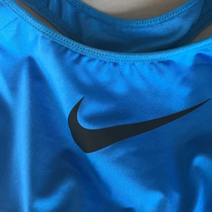 Retro Nike sporttopp  - Najs blå retro sportbh från Nike. Är för liten för mig😅