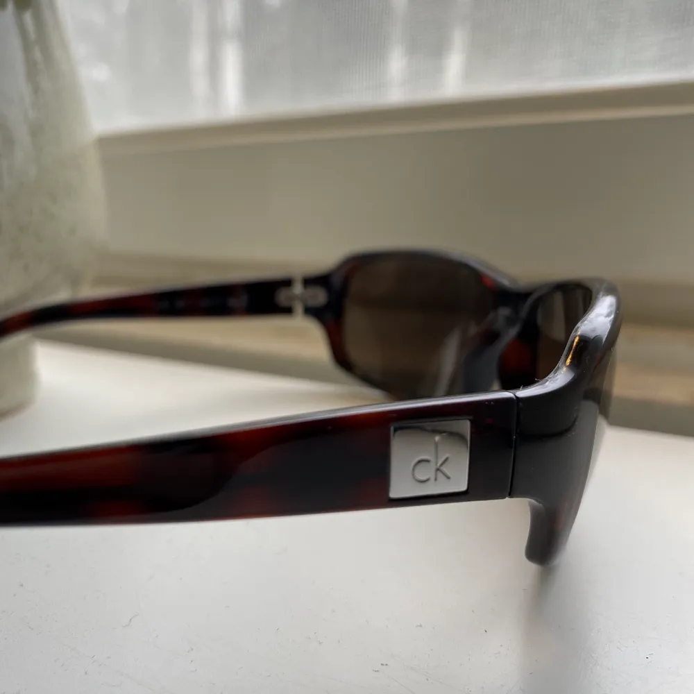 Ett par gamla coola solglasögon från Calvin Klein i modellen 125. Dom är i jättebra skick! Lite vintagekänsla🌸 köparen betalar för frakten!. Accessoarer.