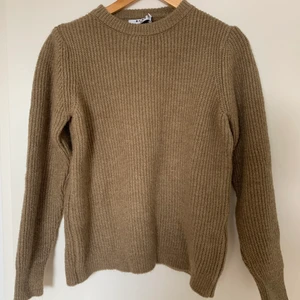 Brun/beige tröja  - brun/beige långärmad tröja ifrån NAKD! Tröjan är i mycket fint skick! Lite svår att avgöra exakt färg, i vissa ljus är den mer brun och i vissa mer kall/gråaktig! Betalning via swish