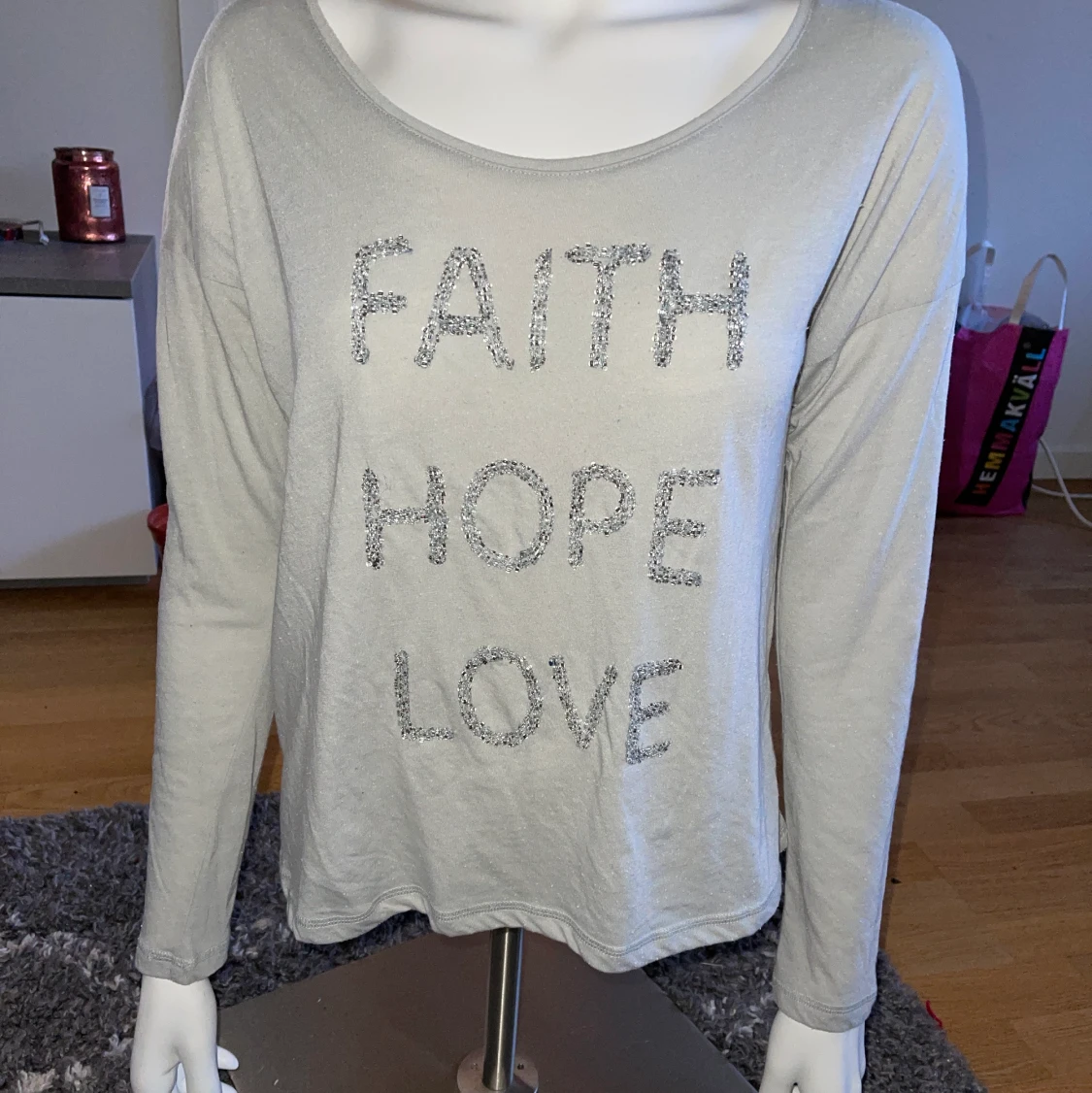 Tröja med pärlbroderier 