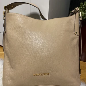 Micheal kors väska  - Ja säljer den här fina fina väskan för använder inte den, den är helt ny och är äkta från affären 