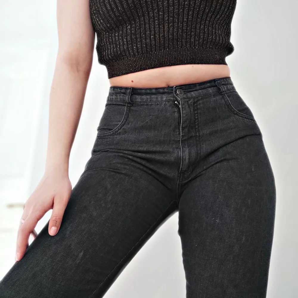  Ett par superbekväma svarta jeans. De har en lite annorlunda skärning bakpå, vilket gör dom lite mer originella. De är i storlek 40. Skicka dm om du har frågor!🌟💥Läs gärna mina villkor! 💥. Jeans & Byxor.