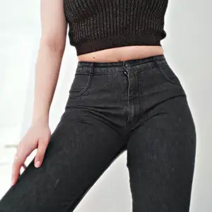  Ett par superbekväma svarta jeans. De har en lite annorlunda skärning bakpå, vilket gör dom lite mer originella. De är i storlek 40. Skicka dm om du har frågor!🌟💥Läs gärna mina villkor! 💥