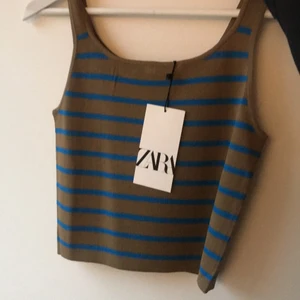 Linne  - Säljer detta snygga linne från zara. Linnet har aldrig blivit använt och säljer för att den inte passar mig så bra! Lappen sitter kvar som ni ser på bilderna. Linnet är i storlek M men passar mig som är S/XS. Budgivning i kommentarerna vid många intresserade! Köparen står för frakten❤️ linnet köptes för 200kr