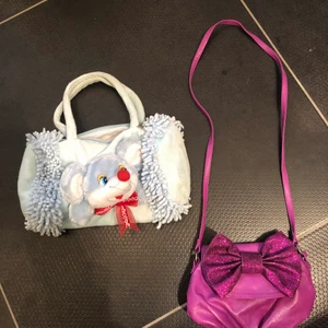 Väskor - Säljer två gulliga väskor som jag inte använder längre. Köptes för flera år sedan men är fortfarande i gott skick💖 frakten ingår inte i priset och är varierad. 