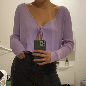 Fin lila topp strl. L! - Säljer denna superfina ljuslila topp från Monki i storlek M! Så skön och fin nu till sommaren, plagget är knappt använt då den desvärre är för stor på mig... Ordinariepris: 249:- och säljer den nu för 100kr!