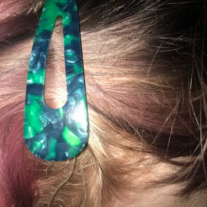 jättefina gröna mönstrade hårspännen - Helt nyinköpta bara tagit en bild med dem köpte av impuls men kommer troligtvis aldrig använda dem:( så hoppas nån annan gillar dem o vill köpa💞💖✨