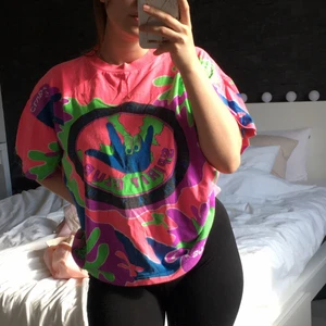 Vintage 70,80,90’s t-shirt  - Intressekoll!🤍 Tänkte kanske sälja en av mina favoriter, då den nästan aldrig kommer till användning. Supersnygg till ljusa byxor eller även cykelshorts 🤍 Står ingen storlek men verkar vara en M, blir ganska oversize på mig som har xs/s🤍 Samma motiv fram och bak, texten ”Spirit Club” och ”Keep your ocean blue, International”🤍 Om flera blir intresserade kommer jag öppna budgivningen 🤍