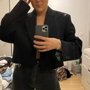 Kort oversized kavaj! - Snygg oversized kavaj som är avklippt därav priset! Vet tyvärr inte vad det är för storlek men sitter snyggt oversized på mig som är en S-M! Säljer den för 90kr!