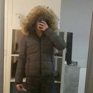 ? - Dunjacka i mörkgrått stl S jätte bekväm o varm.