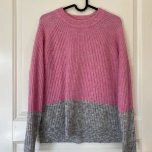 Rosa och grå stickad tröja - Rosa och grå stickad tröja från envii i storlek S
