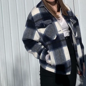 Rutig jacka från zara - Rutig jacka från zara i fint skick. Storlek S