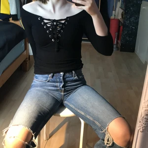 Off the shoulder, snörning top - Använd några få ggr, stretchiga och bekväm 