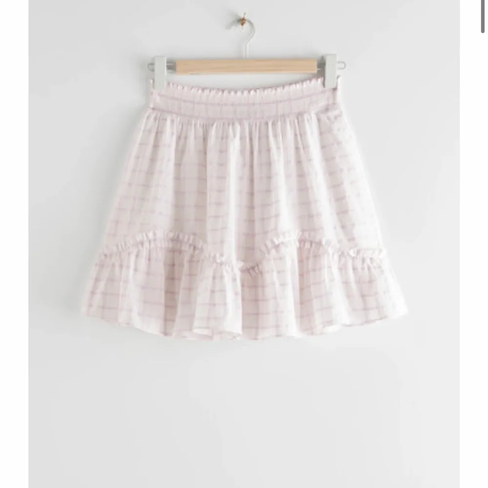 Aldrig använd kjol från & Other stories. Säljer då den inte passade mig, köpt för 590 kronor! (Prislapp kvar) . Kjolar.