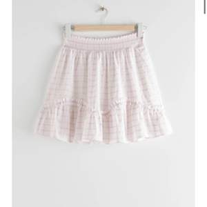 Aldrig använd kjol från & Other stories. Säljer då den inte passade mig, köpt för 590 kronor! (Prislapp kvar) 
