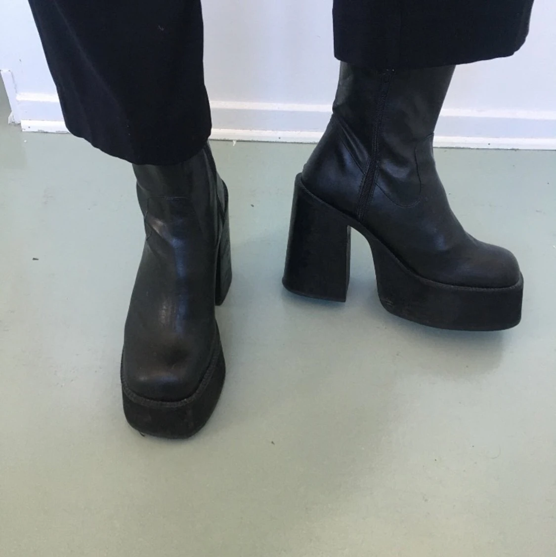 Chunky 90s boots