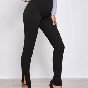 Byxor NYA - OANVÄNDA! Köpte två storlekar, säljer S. Skitsnygga på, med slits på sidorna. Ser ut som på bild