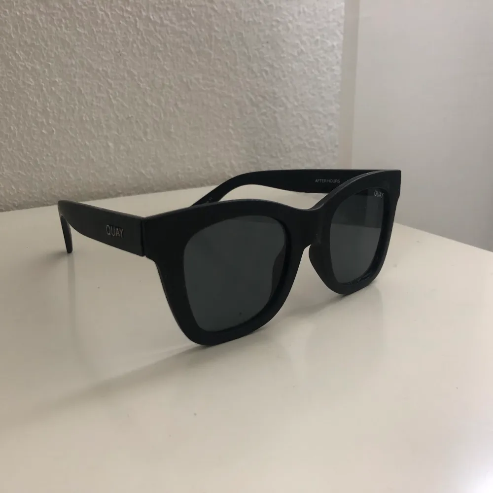 Snygga solglasögon från Quay Australia i modellen After Hours, fint skick. 💕. Accessoarer.