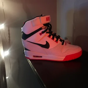 Nike air revolution sky hi womens - Bin 400 cond:9 använda en gång köpta i london 2013 väldigt rare skor
