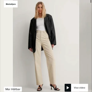 Ekologiska raka jeans beige NAKD  - Säljer dessa snygga jeans i beige från NAKD som jag endast har använt vid ett samarbete, lapp finns kvar! De har tyvärr töjts och blivit för stora för mig, de är i stl 34 men sitter jättestort på mig som är XS så skulle säga att de är mer som S!🦋🦋