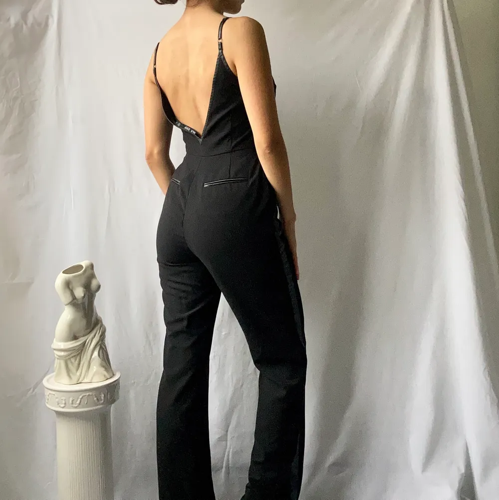 🌊 ELEGANT BLACK STRAIGHT LEG VNECK JUMPSUIT WITH LEATHER SIDE LEG LINING, STRAPS AND BARE BACK  • SIZE - XS / EU 34 • BRAND - BLK DNM • MATERIAL - Polyester, Leather  MY MEASUREMENTS • Height 161cm / 5'3