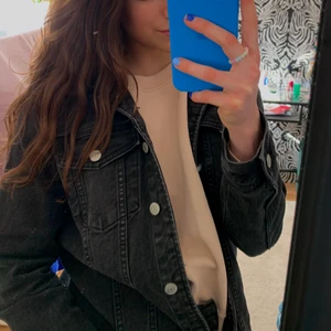Jeansjacka från Gina 🤍 - As snygg svart jeans jacka i gott skick som passar perfekt nu på våren/sommaren! 💗💗💗 