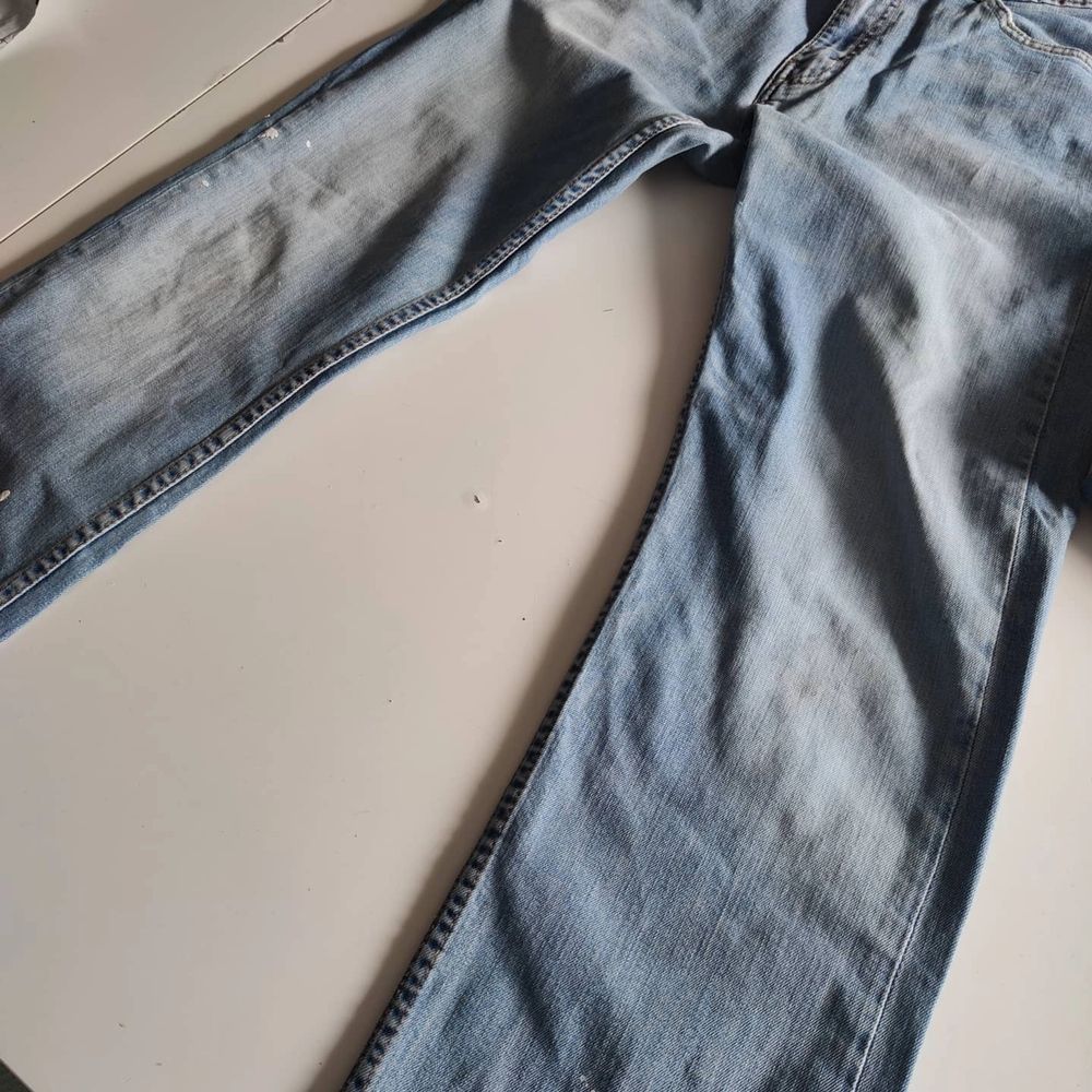Light blue vintage jeans. Vit färgstänk som gör byxorna fetare. 31/32. 78cm Midja 98cm Längd 20cm benöppning. Jeans & Byxor.