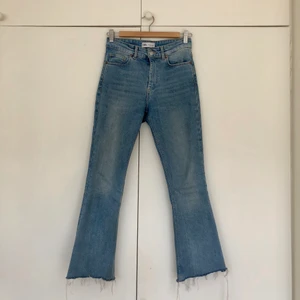 Zarajeans!! - Ett par supernajs blå jeans från Zara! De har tyvärr blivit försmå för mig så det är dags att de får leva vidare hos någon annan 💙💙 Jag är 161