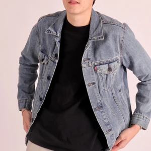 Levi’s Trucker Jacket - Jeansjacka i väldigt fint skick, perfekt till sommaren!