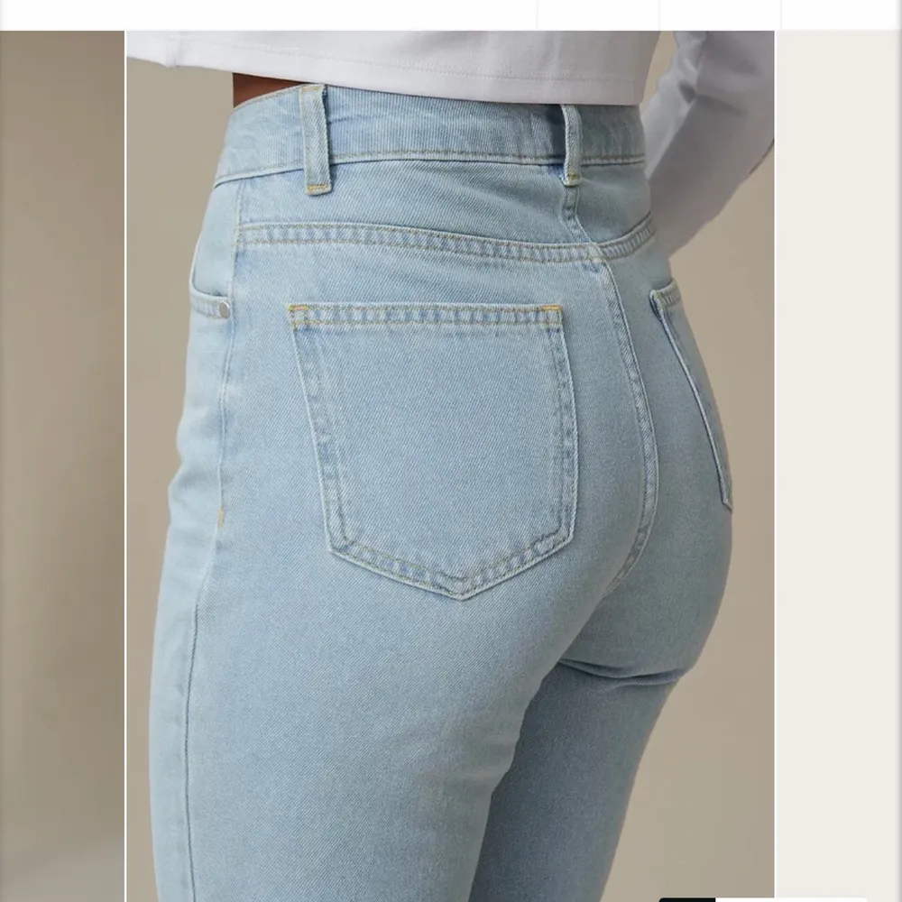 Säljer dessa otroligt snygga byxor på grund av att jag beställde för stor storlek. Perfekt skick då det aldrig är använda, endast testade.   Hör av er vid frågor eller fler bilder :) är ca 170 cm lång. Om fler är intresserade blir det den som budar högst som får byxorna. . Jeans & Byxor.
