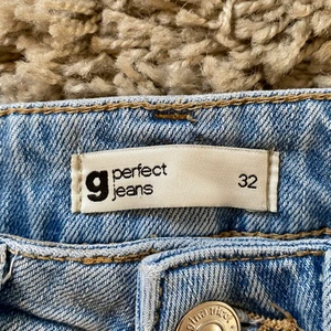 Ljusblå jeans raka - Från Gina, de är mina favvo jeans som jag har använt mycke men nu för små i midjan och i längden. De jag älskar med de är att dehär jeansen matchar till allt.