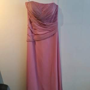 Säljer min klänning som jag köpte i en balklännings butik i Göteborg, nypris 2800:- . Den är enkel, fin rosa färg och har endast använts en gång för två år sedan. Tyvärr passar den inte längre. Storlek S. 