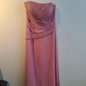 Säljer min klänning som jag köpte i en balklännings butik i Göteborg, nypris 2800:- . Den är enkel, fin rosa färg och har endast använts en gång för två år sedan. Tyvärr passar den inte längre. Storlek S. 