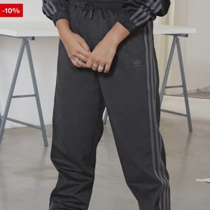 Adidas ribbade träningsbyxor strl XS men passar även till S - Byxorna är superfina och sköna, aldrig använda pga stor storlek och kunde inte lämnas tillbaks❤️  kan  mötas i Gbg eller fraktas om köparen står för frakten🥰