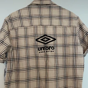 Piké från sweetsktbs och umbro - Piké tröja i tjockare material från en kollektion av Sweet SKTBS och UMBRO. Oversized i modellen 