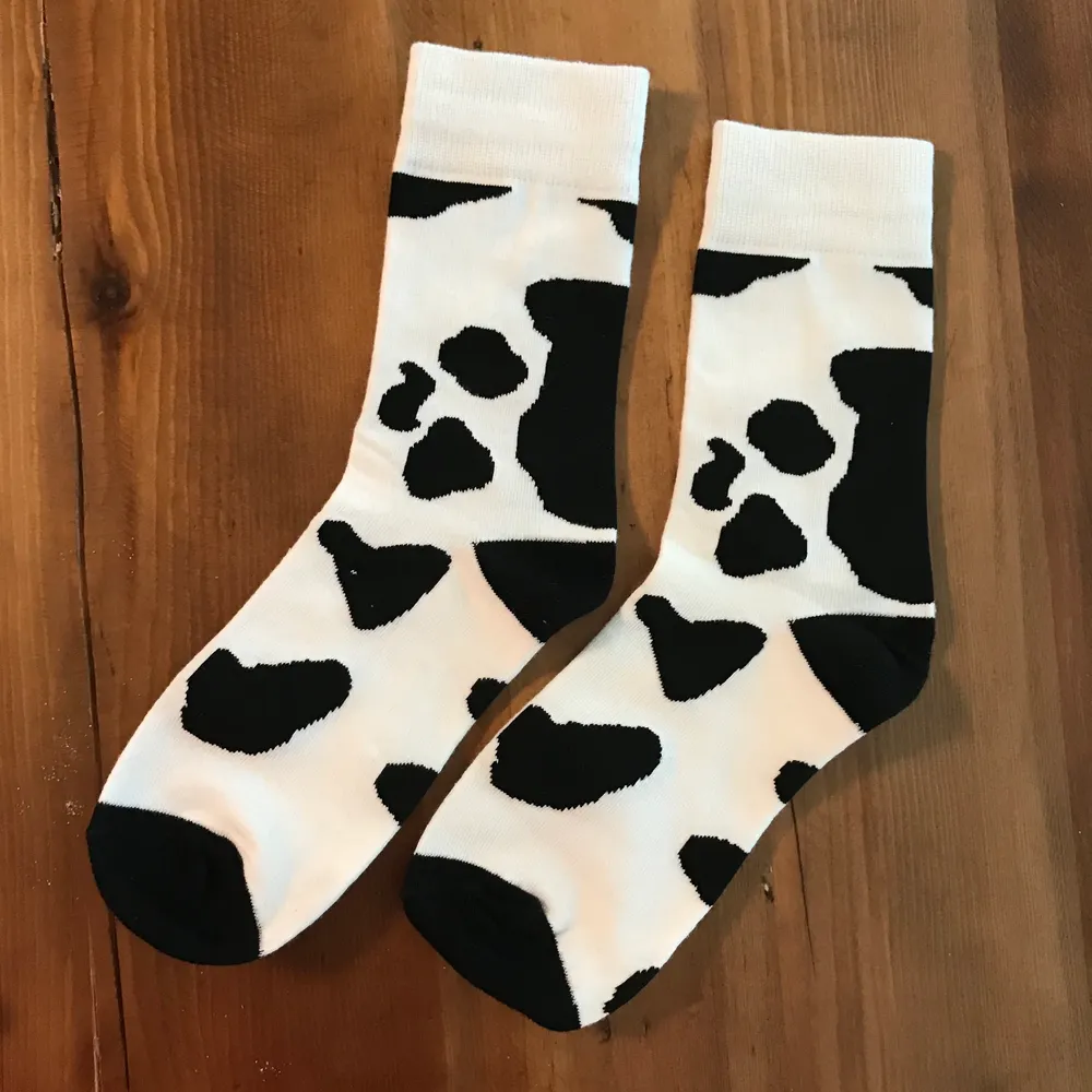 OSFA cow print komönster komönstrad socks strumpor. Haven’t even tried on. Brand new item. New in package. Happy to bundle. Will gladly take more pics and measurements. Smoke and pet free storage space. . Accessoarer.