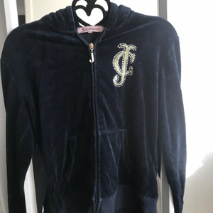 Juicy Couture tröja - En marinblå sammet Juicy Couture tröja i stolen XS, har även byxor till om någon skulle vara intresserad av de med. 